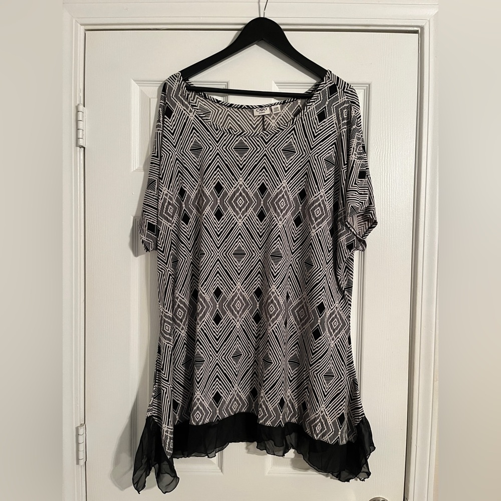 🐠Cato Women’s Top. Black/White. Ruffle Lace Bottom.Size 22-24. Plus Short Sleeve